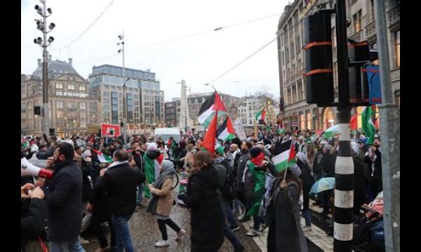 Auto botst op demonstranten tijdens pro-Palestina-demonstratie terwijl vrouw wordt gearresteerd