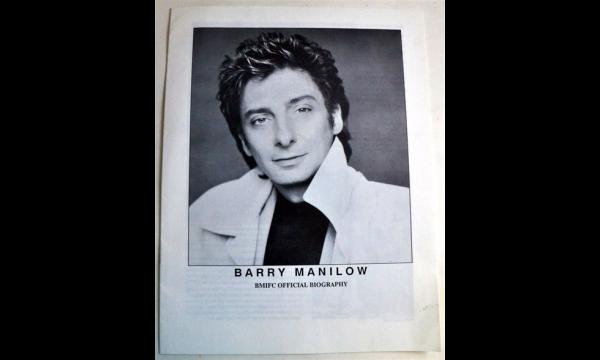 Barry Manilow verbijstert fans met een jeugdige uitstraling vlak voor zijn 80ste verjaardag