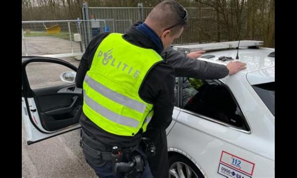 Bestuurder aangehouden door politie omdat hij ‘meer barsten dan glas’ in de voorruit had