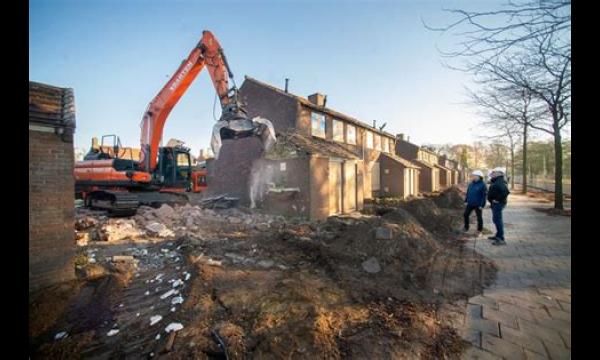 Bewoners vrezen dat een 15 meter hoge breedbandmast voor de deur huizen 20.000 pond zal kosten