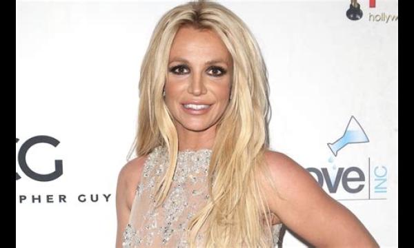 Britney Spears wekt zorgen bij fans terwijl ze zichzelf verslikt in een bizarre video