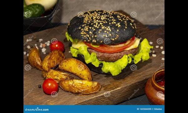 Café lanceert een speciale, gefrituurde lasagneburger met 1500 calorieën