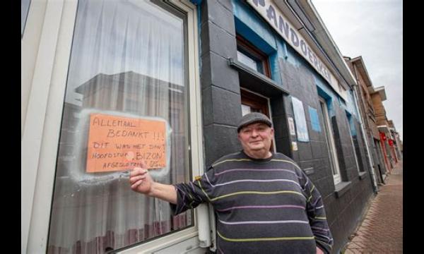 Café-eigenaar barstte in tranen uit toen de klant £ 50 betaalde voor een kopje thee