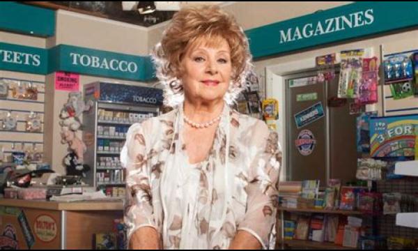 Coronation Street-veteraan Barbara Knox ‘vrees dat bazen haar na 56 jaar de bijl zullen geven’