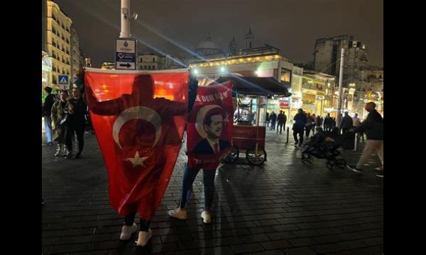 De Rus Petr Yan haalt uit naar rivaal Aljamain Sterling omdat hij poseert met de Oekraïense vlag