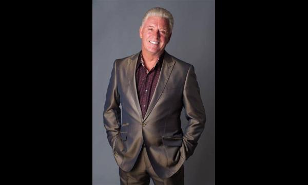 De diepbedroefde weduwe van Derek Acorah bevestigt dat de helderziende is begraven