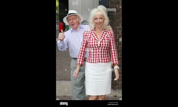 Debbie McGee verdedigt het huwelijk met Paul Daniels na 'golddigger'-opmerkingen