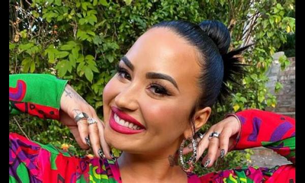 Demi Lovato pronkt met een enorme spinnentattoo op haar hoofd en een speciale betekenis erachter