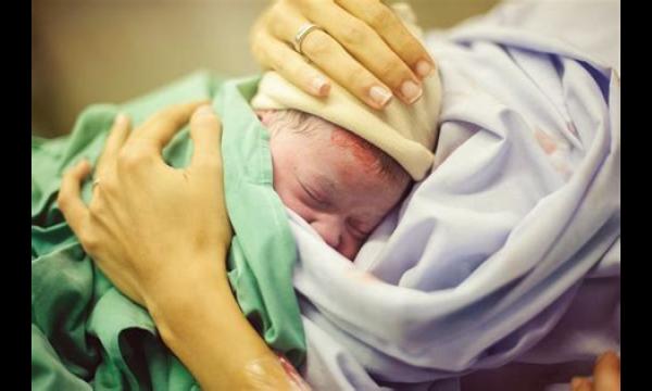 Door de verwoestende toestand overleefde de baby slechts één dag na de geboorte