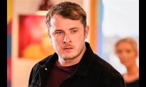 EastEnders' Ben Mitchell-acteur Max Bowden verbreekt de stilte na een BBC-bijl