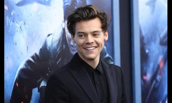 Fans van Harry Styles zijn razend als hij lijkt te spugen op co-ster Chris Pine