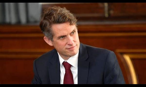 Gavin Williamson zegt dat GCSE- en A-level-examens volgend jaar kunnen worden uitgesteld