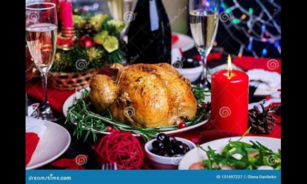 Gebakken bonenfanaat gaat Kerstmis vieren door het hele diner met bonen te bedekken