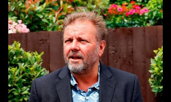 Home Under The Hammer-presentator Martin Roberts schokt fans met echte leeftijd