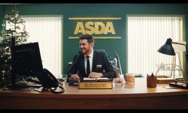 In Asda Kerstadvertentie 2023 maakt Michael Bublé een dramatische carrièreverandering door