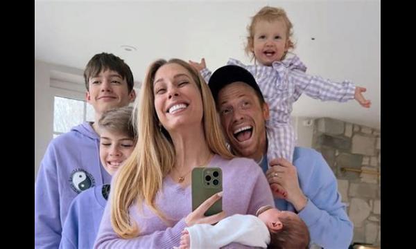 Joe Swash steelt de telefoon van Stacey Solomon, zodat ze op Moederdag kan uitslapen