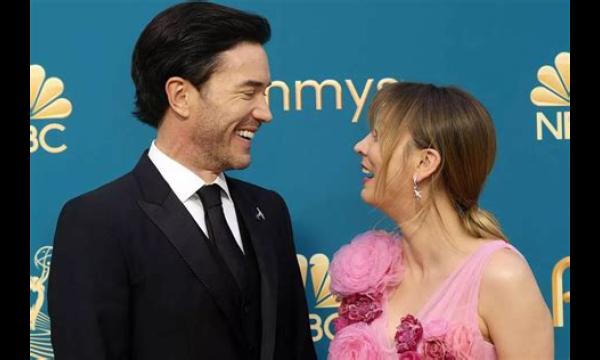 Kaley Cuoco kijkt schattig naar haar pasgeboren dochter en straalt over Tom Pelphrey