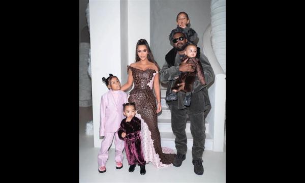 Kardashians 'bezorgd en boos' over de abortus- en slavernijtirade van Kanye West