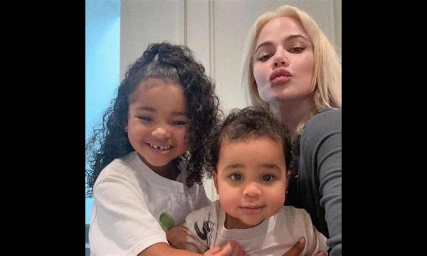 Khloe Kardashian debuteert met een schattige ochtenddansroutine met dochter True