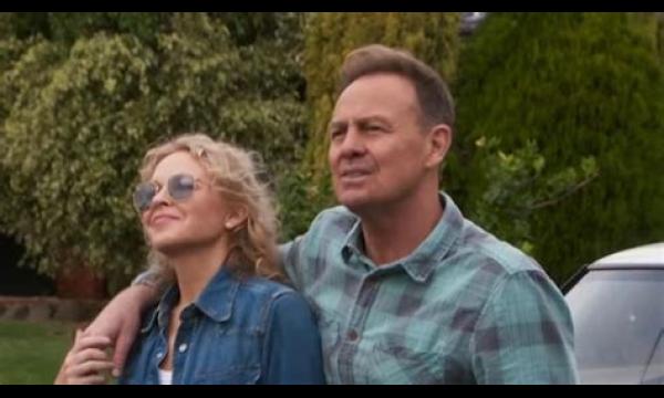 Kylie Minogue vertelt over 'druk' om terug te keren voor Neighbours-finale met Guy Pearce