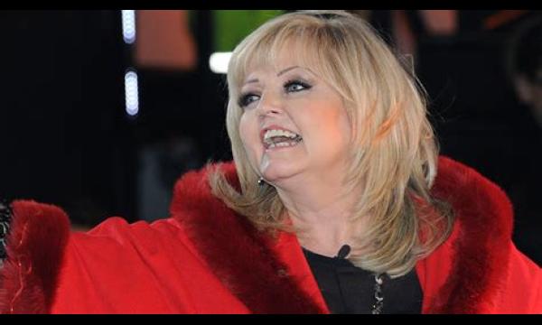 Linda Nolan noemt zichzelf 'de stoute Nolan' op adembenemende foto's zonder beha