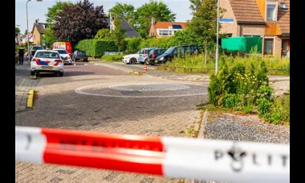 Man strompelt onder het bloed de Tesco Express binnen nadat hij is neergestoken op een huisfeestje