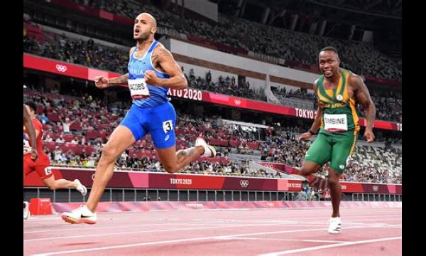 Marcell Jacobs wint de Olympische 100 meter na de Britse hoop op een valse start van Zharnel Hughes