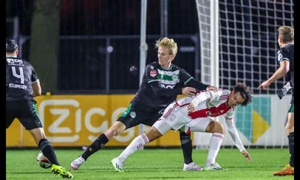 Mike Dean vertelde dat het toegeven van fouten zinloos is als Chelsea de Champions League misloopt