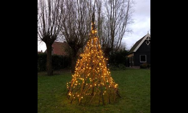 Moeder van vier zet in OKTOBER kerstversiering op, waaronder een boom van 2,5 meter hoog