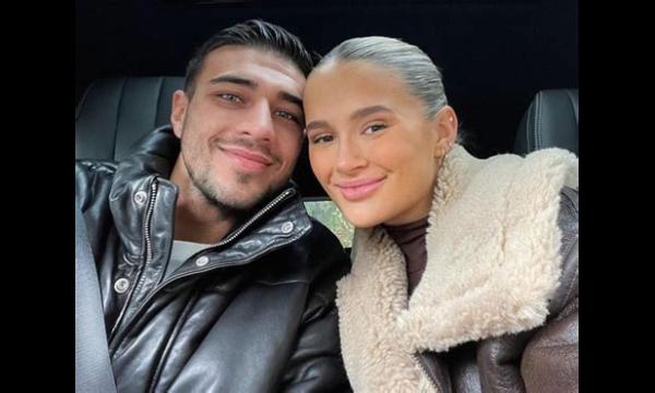 Molly-Mae Haag en Tommy Fury wakkeren realityshow-geruchten aan met camera op trolley