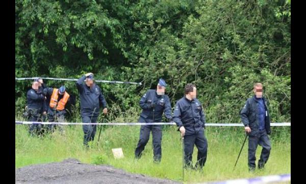 Moordonderzoek gestart nadat lichaam van vrouw van in de veertig naast oprit werd gevonden