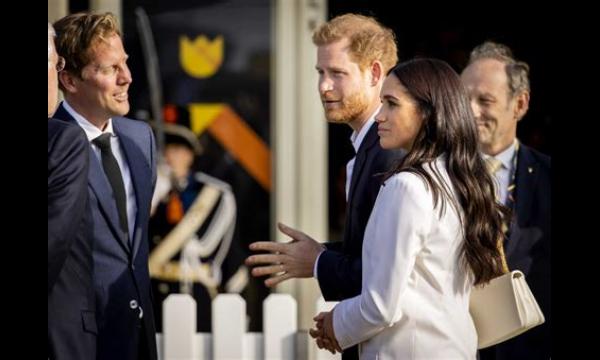 Prins Harry slaat zijn arm om Meghan Markle heen terwijl ze de antiracismeprijs in ontvangst nemen