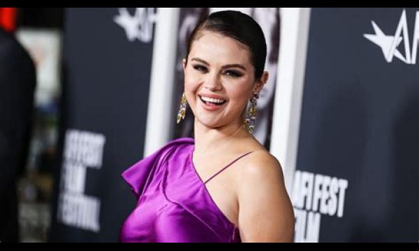 Selena Gomez is onherkenbaar terwijl ze donker haar verruilt voor platinablonde lokken