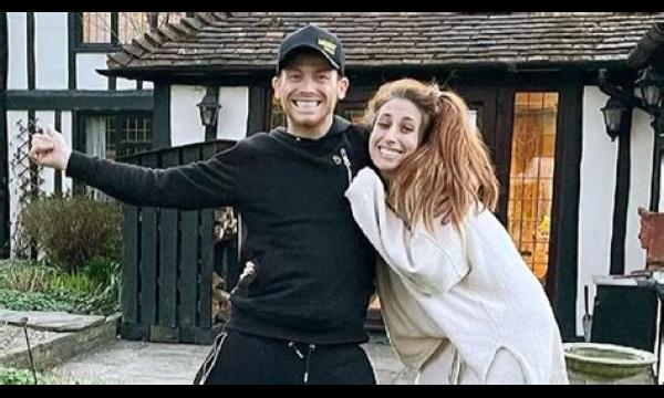 Stacey Solomon zoekt met 'mannelijke' verloofde Joe Swash naar bijzondere kerstboom