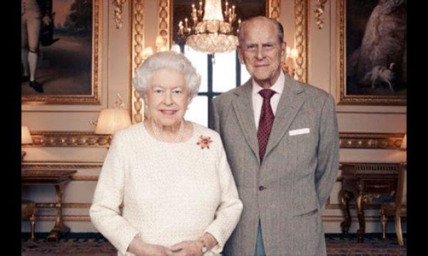 Stralende koningin en prins Philip houden sociaal afstand op de trouwfoto van prinses Beatrice