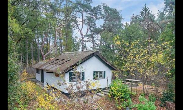 Verbijsterde bouwer ontdekt treinwagon verborgen in bungalow die hij aan het slopen was