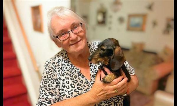 Verpleegster overlaadde met knuffels toen ze voor het eerst in 13 weken herenigd werd met kinderen