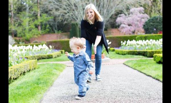 Video toont sneldenkende politieagent die 18 maanden oud kind redt dat stopte met ademen