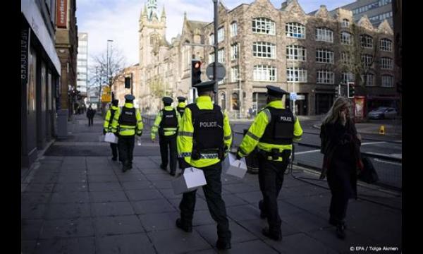 Vijfjarige grap belt de politie en legt per ongeluk de illegale activiteiten van moeder bloot