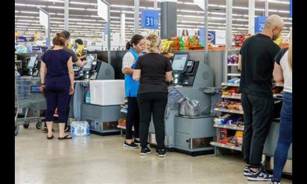 Walmart-shopper is opgelicht met $3.600 gestolen bij self-checkout in weinig bekende oplichterij