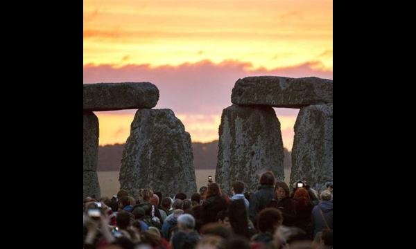 Zomerzonnewende 2020: hoe je dit weekend de vieringen live vanuit Stonehenge kunt bekijken