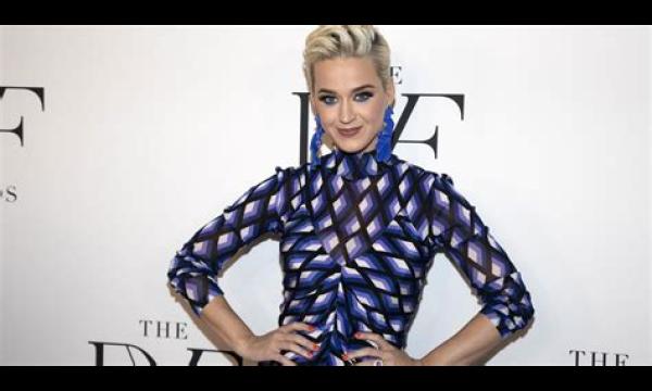 Zwangere Katy Perry kijkt naar het weelderige 'pushcadeau' van Orlando Bloom